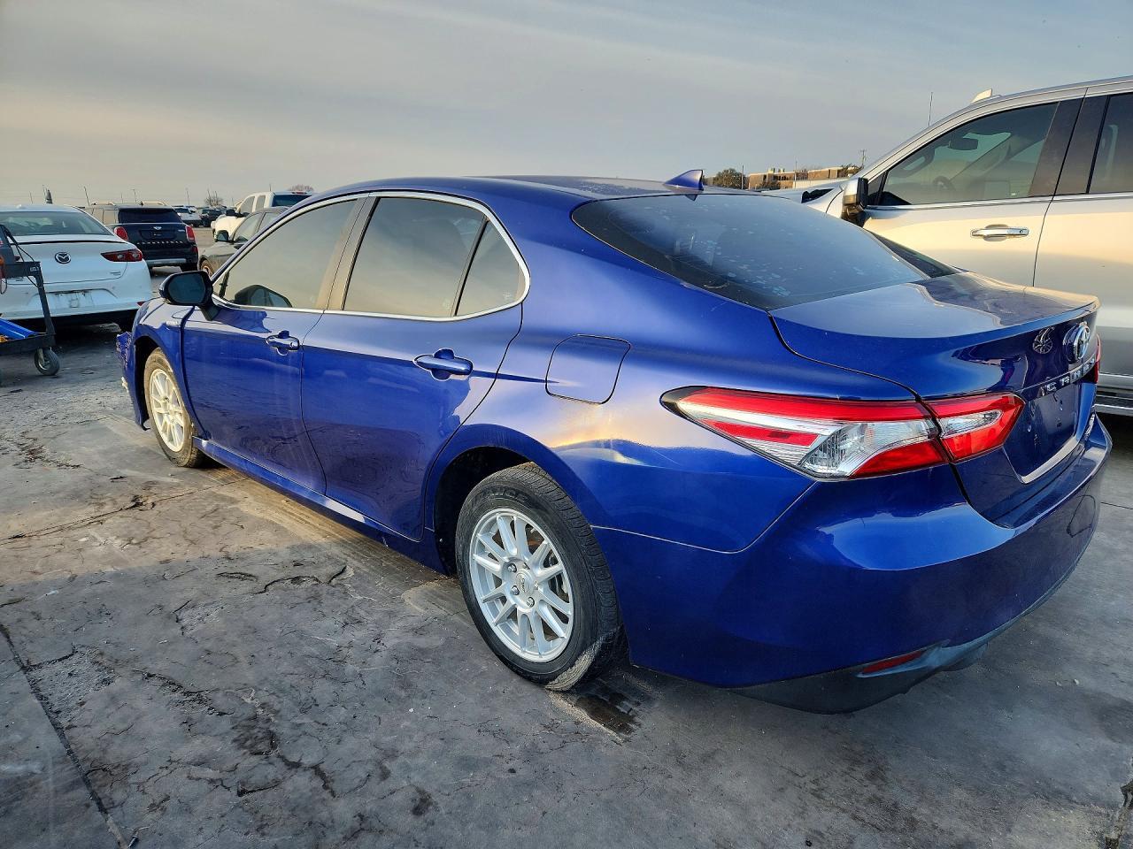 2018 Toyota Camry Le - Фото 2