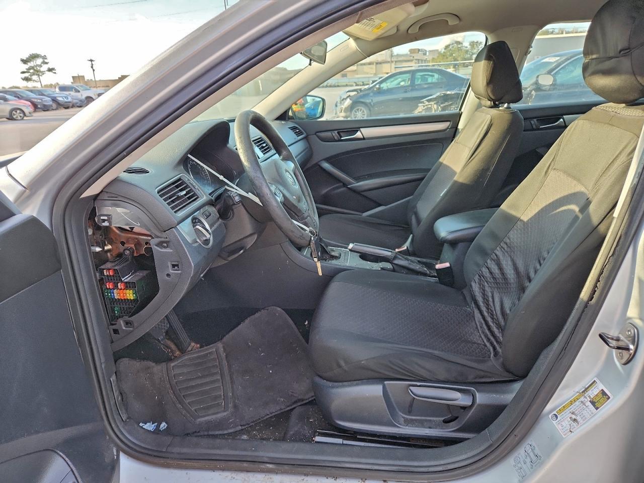 2014 Volkswagen Passat S - Image 7