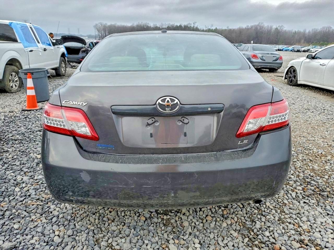 2011 Toyota Camry Le - Фото 6