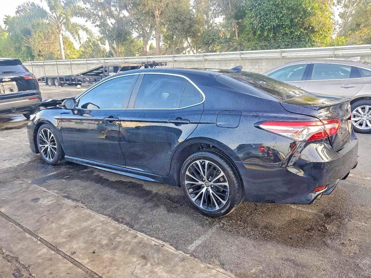 2019 Toyota Camry Hybrid - Фото 2