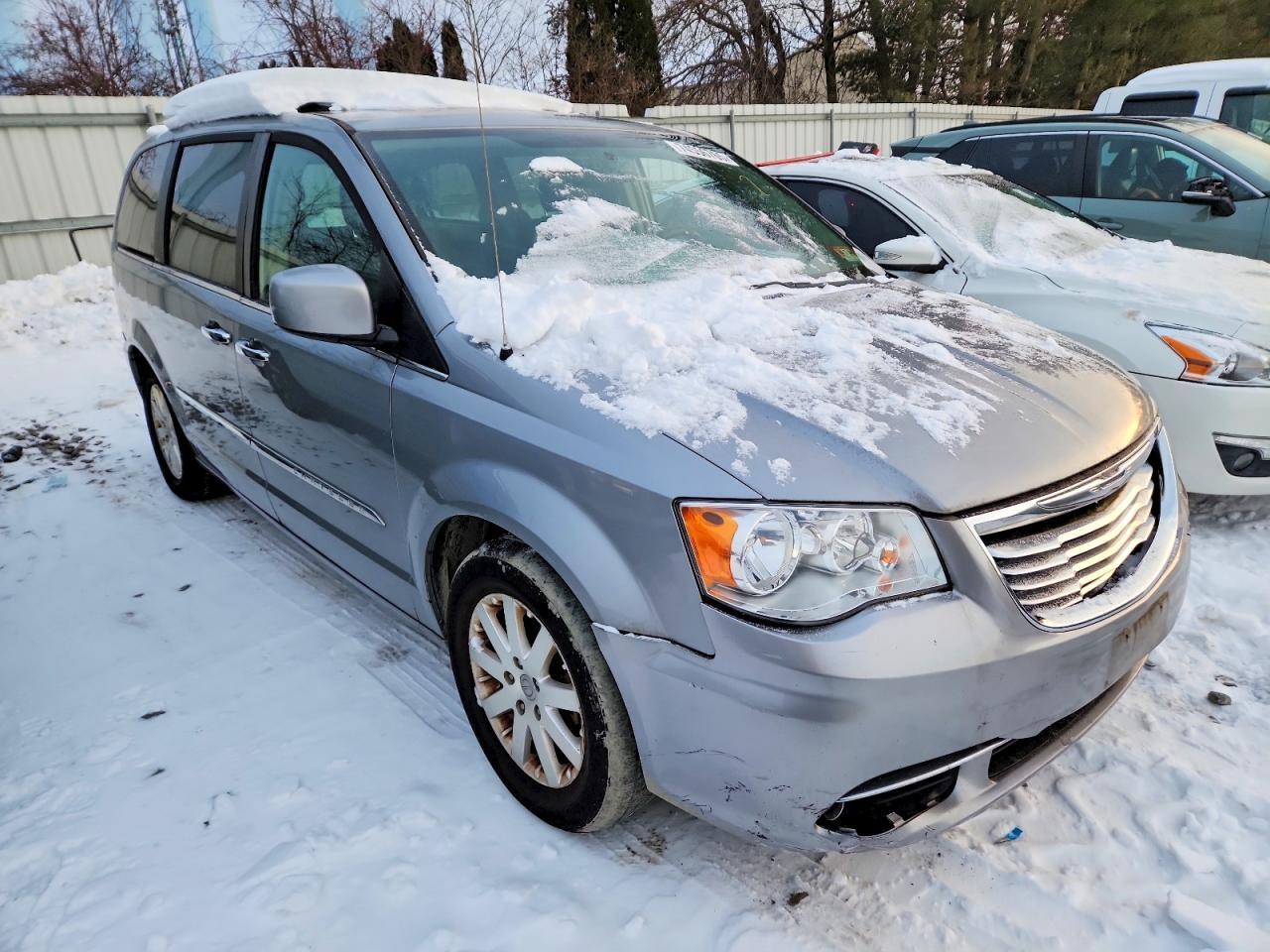 2015 Chrysler Town And C - Image 4