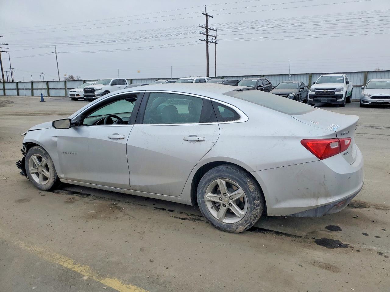 2020 Chev Malibu - Фото 2