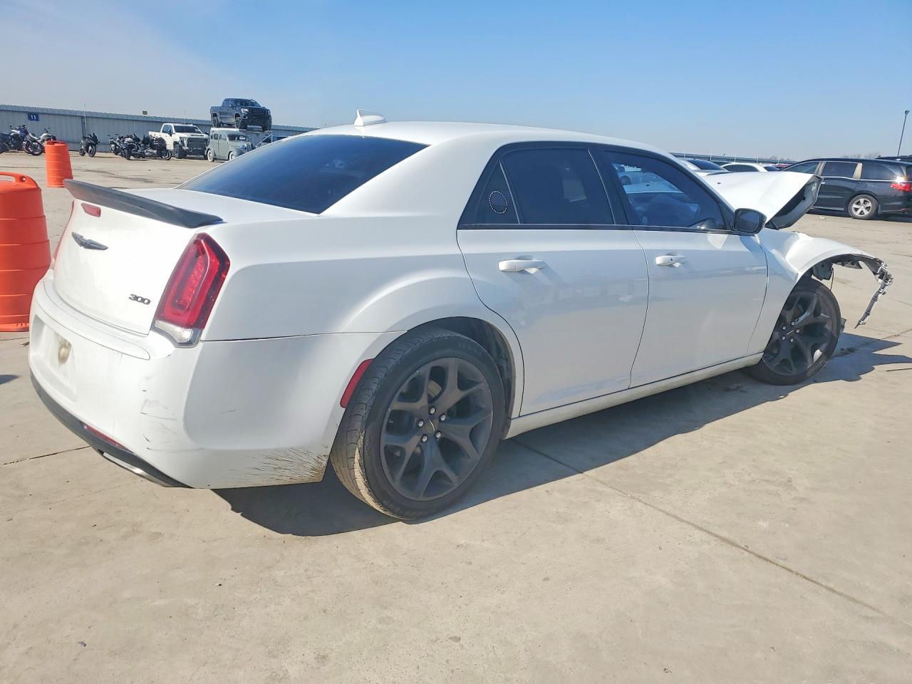 2020 Chrysler 300 Touring - Фото 3