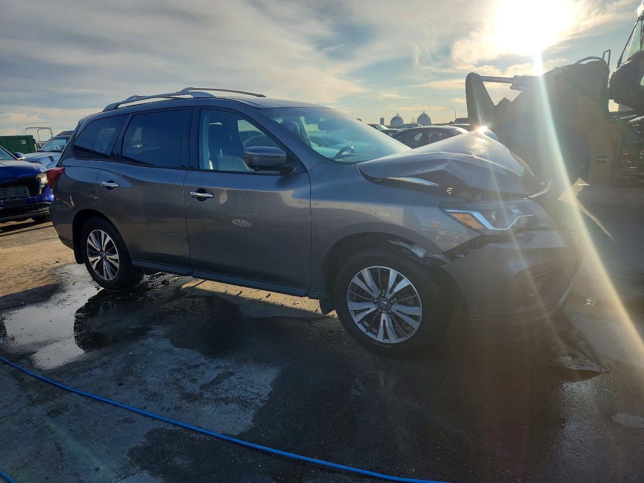 2017 Nissan Pathfinder S - Image 4