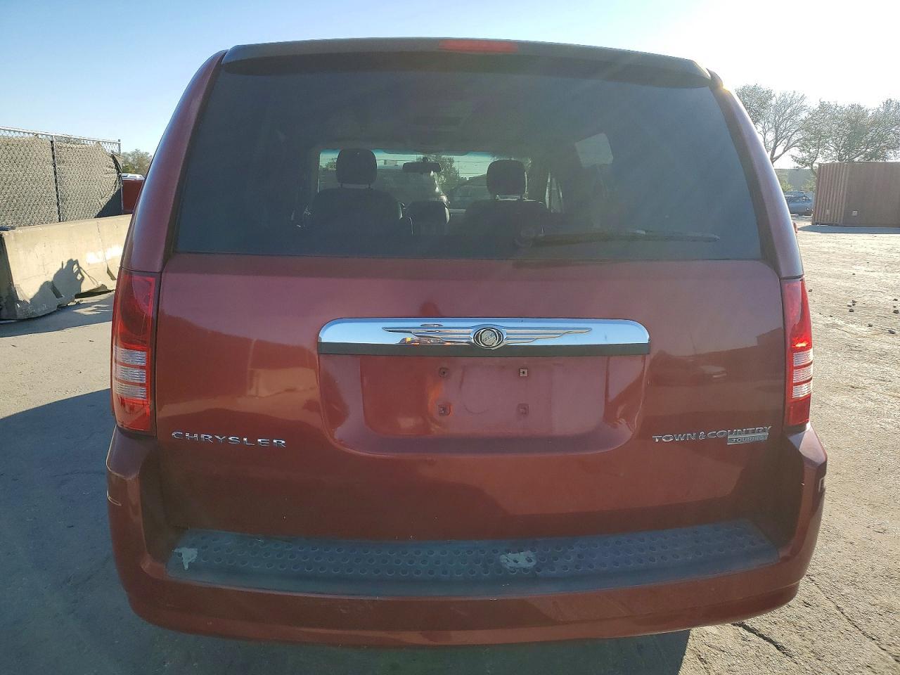 2010 Chrysler Town & Country Touring - Image 6