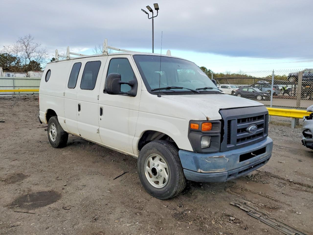 2010 Ford Econoline E250 Van - Фото 4