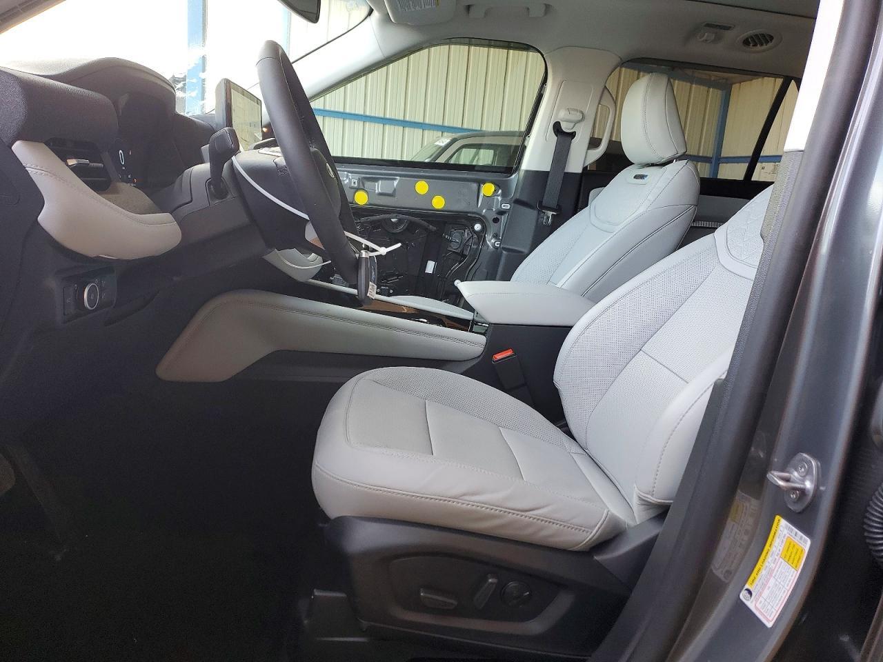 2025 Ford Explorer Platinum - Image 7