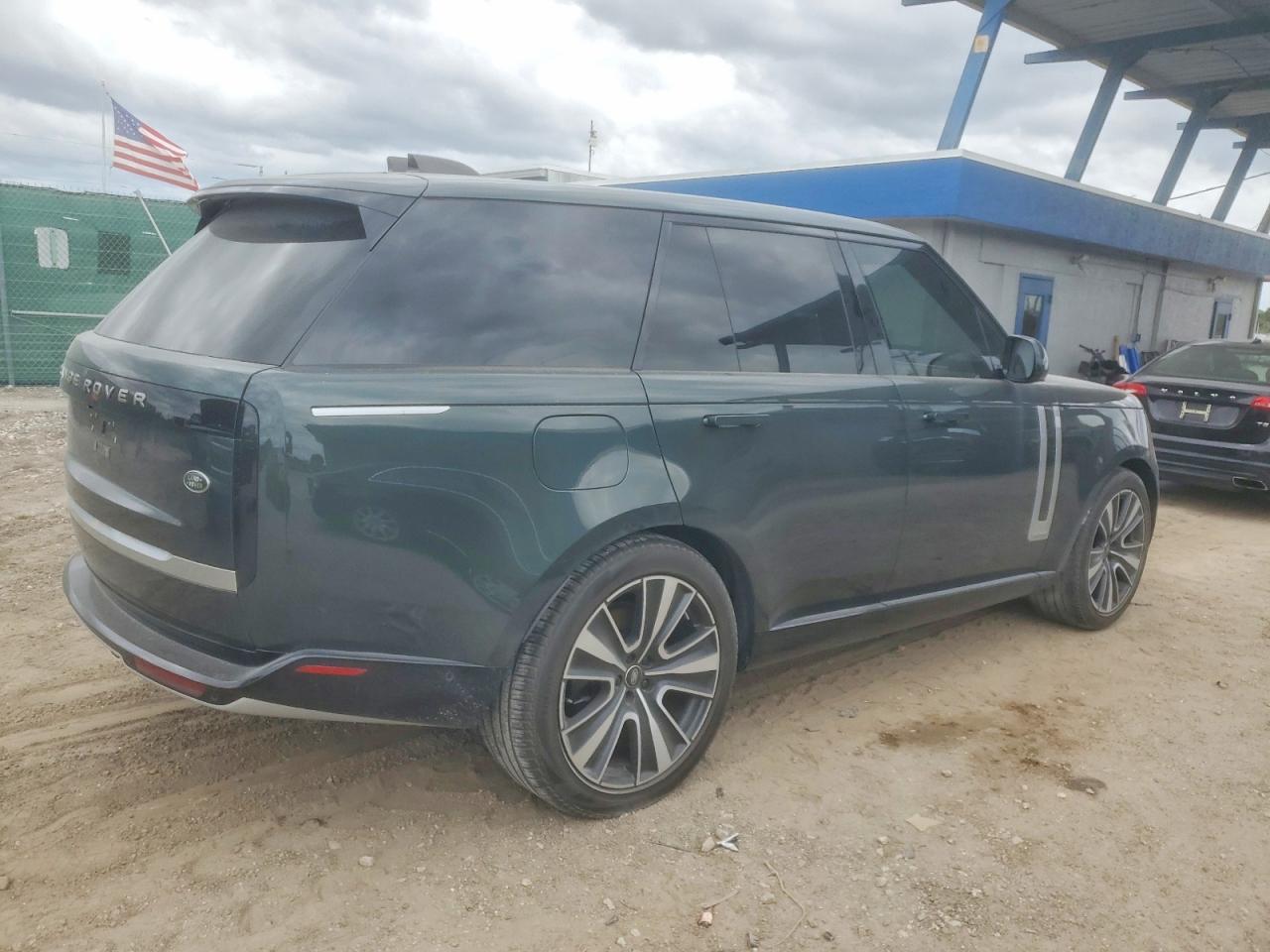 2023 Land Rover Range Rover Autobiography - Image 3