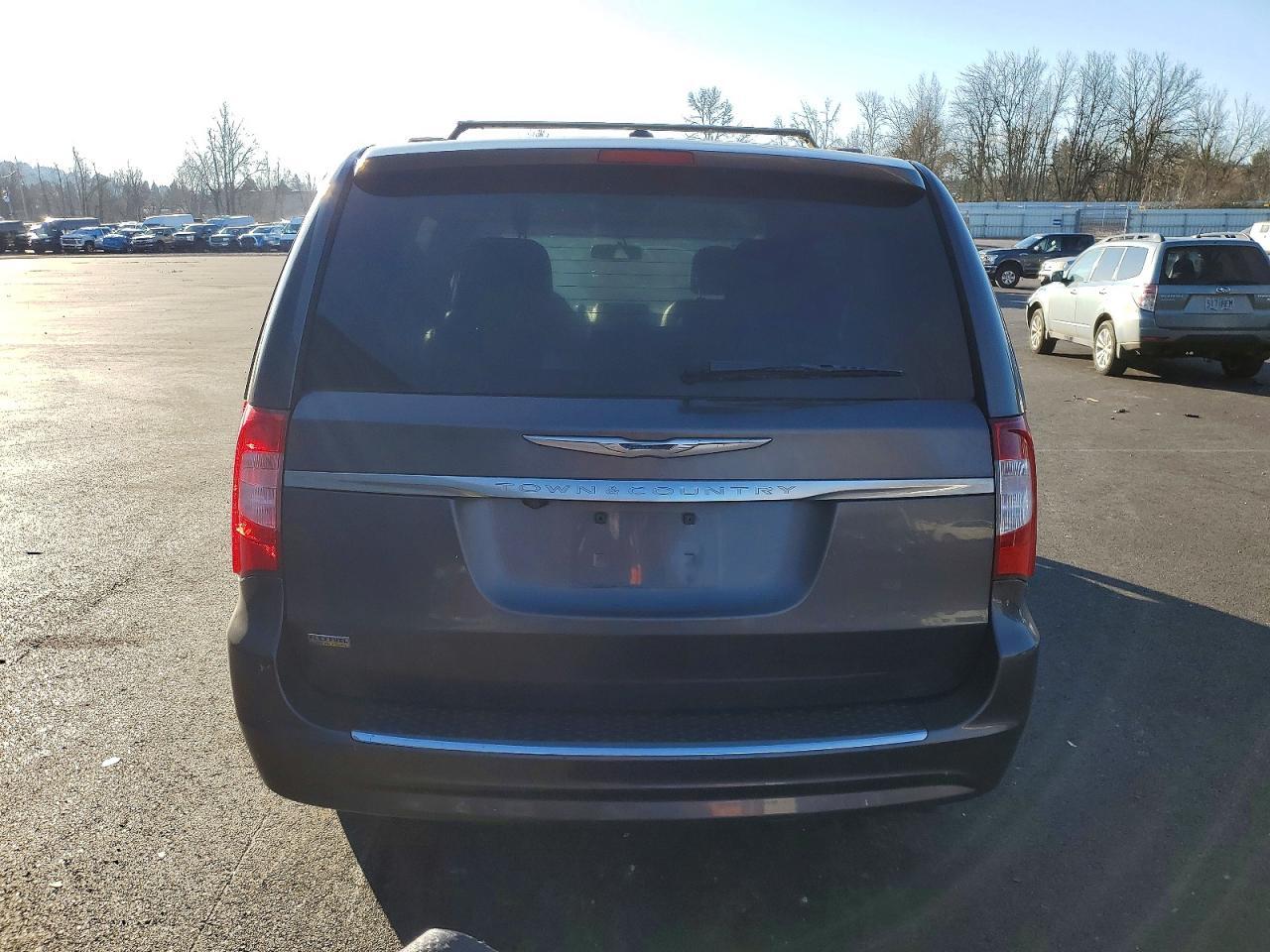 2016 Chrysler Town & Country Touring - Image 6