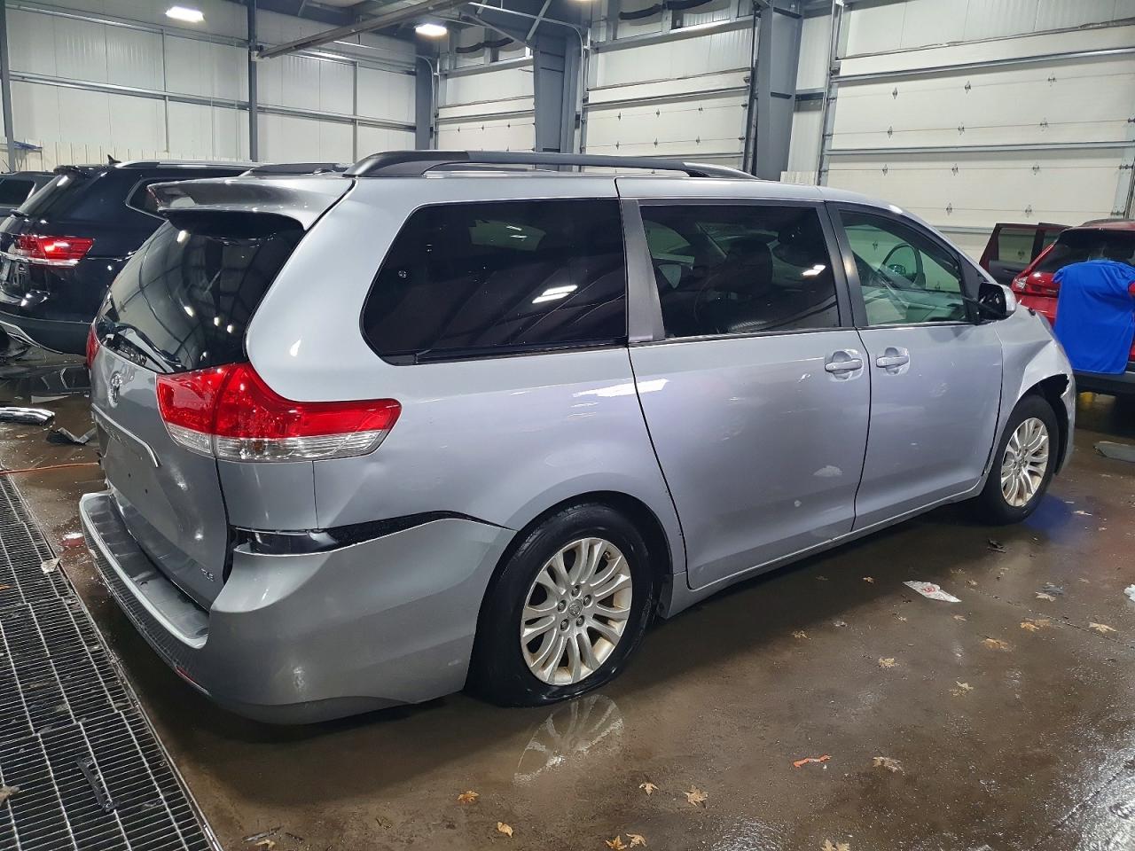 2012 Toyota Sienna Xle 8-Passenger - Фото 3
