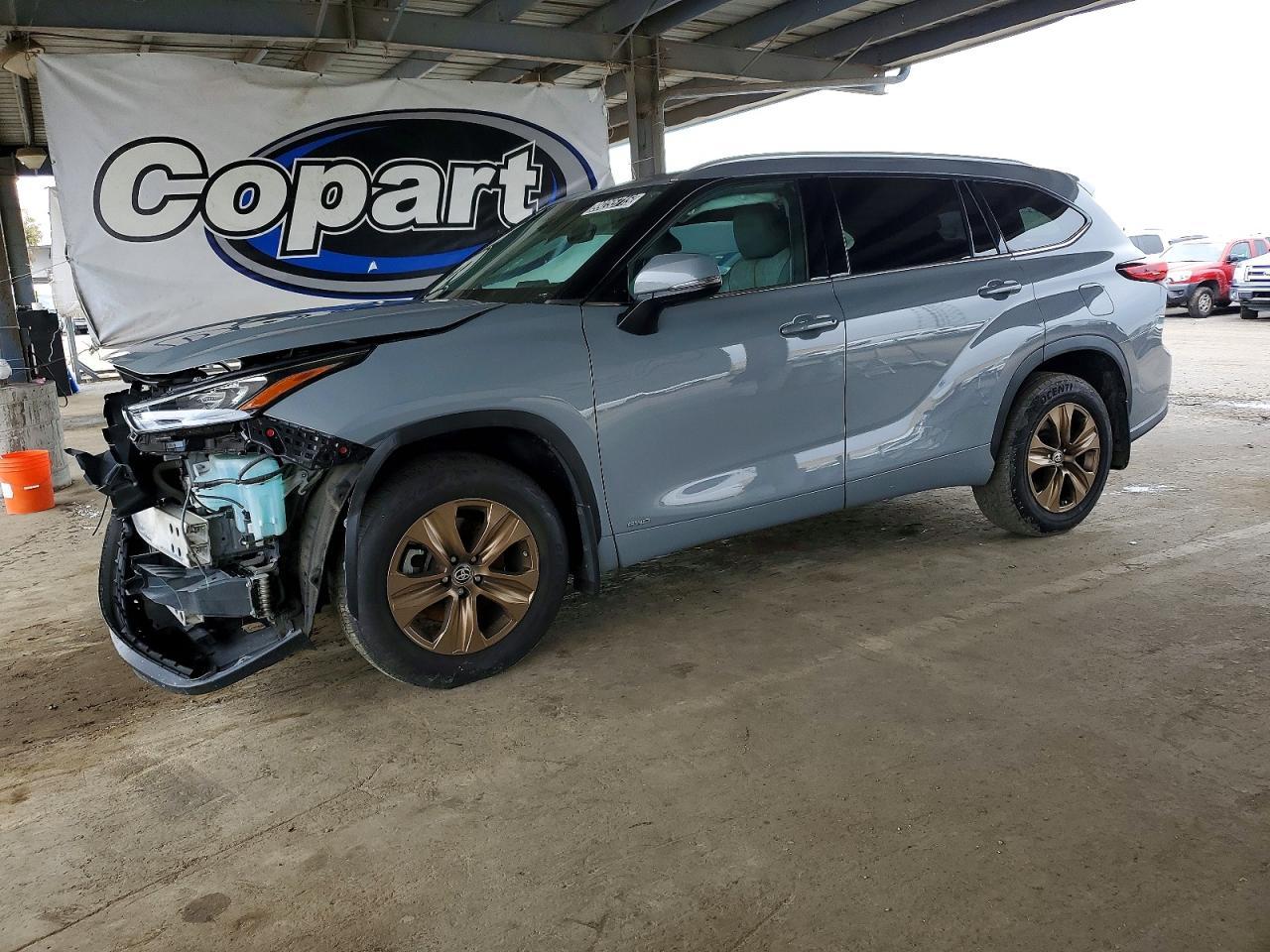 2022 Toyota Highlander Hybrid Bronze Edition