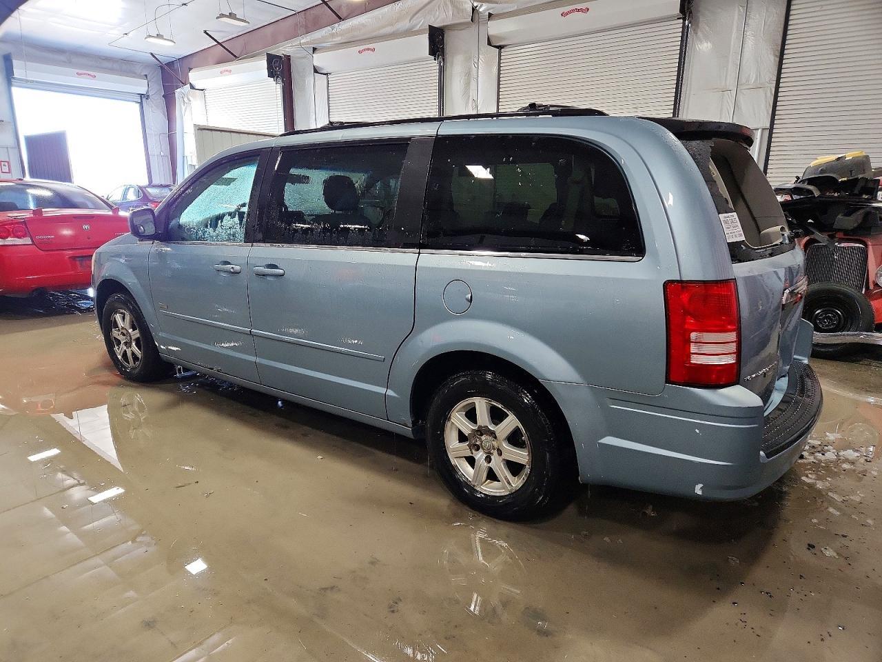 2008 Chrysler Town & Country Touring - Фото 2