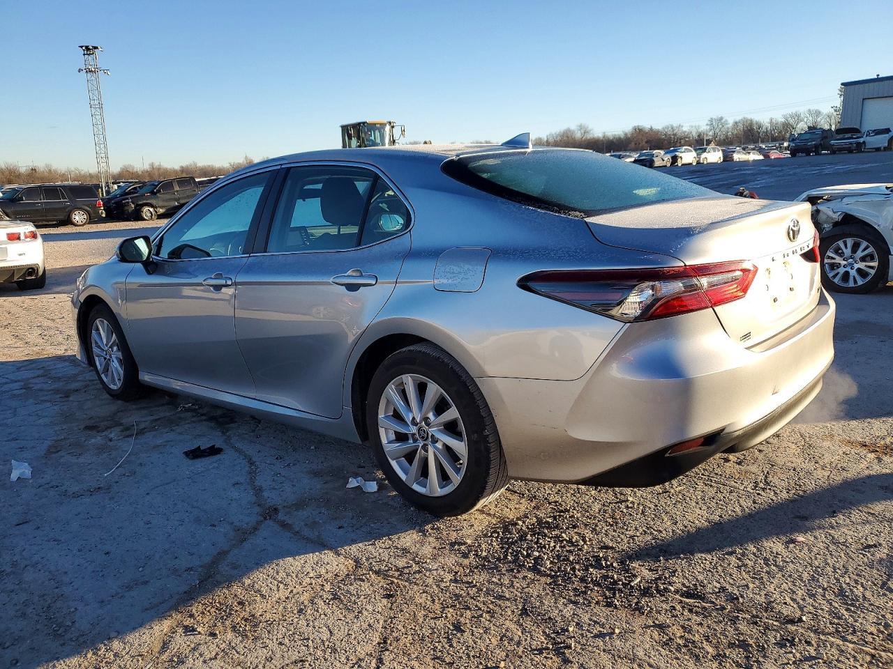 2023 Toyota Camry Le - Фото 2