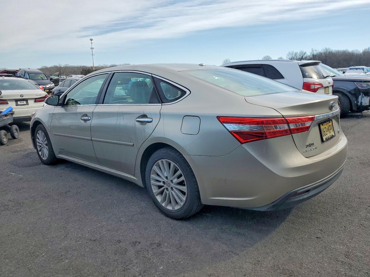 2014 Toyota Avalon Hybrid - Image 2