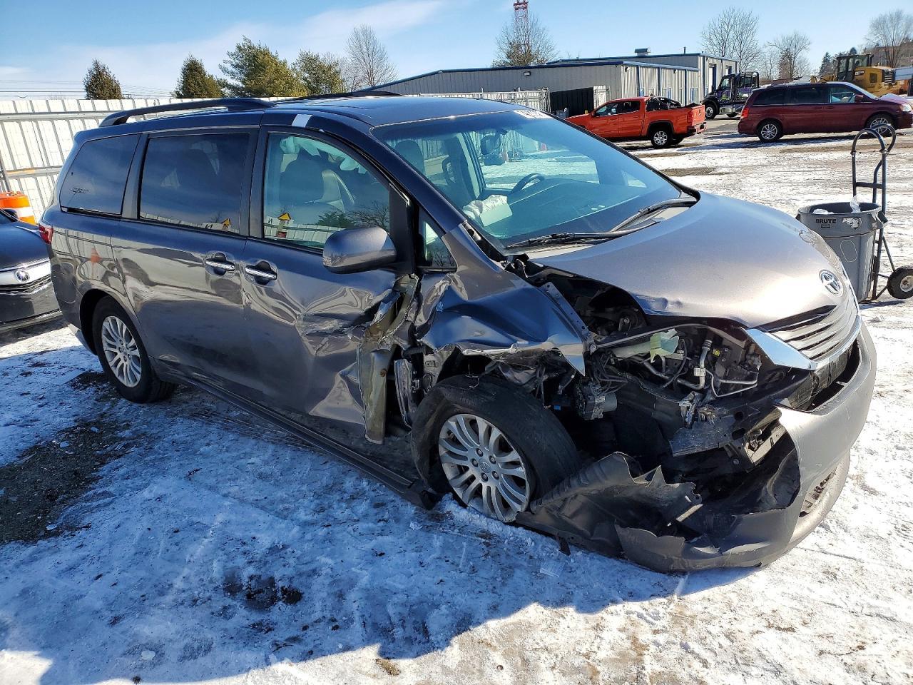 2017 Toyota Sienna - Image 4