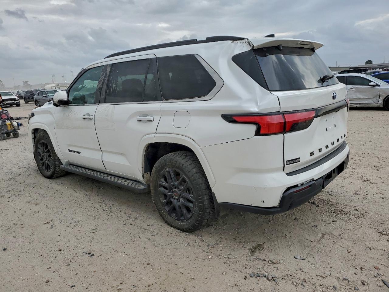 2024 Toyota Sequoia Sr5 - Фото 2