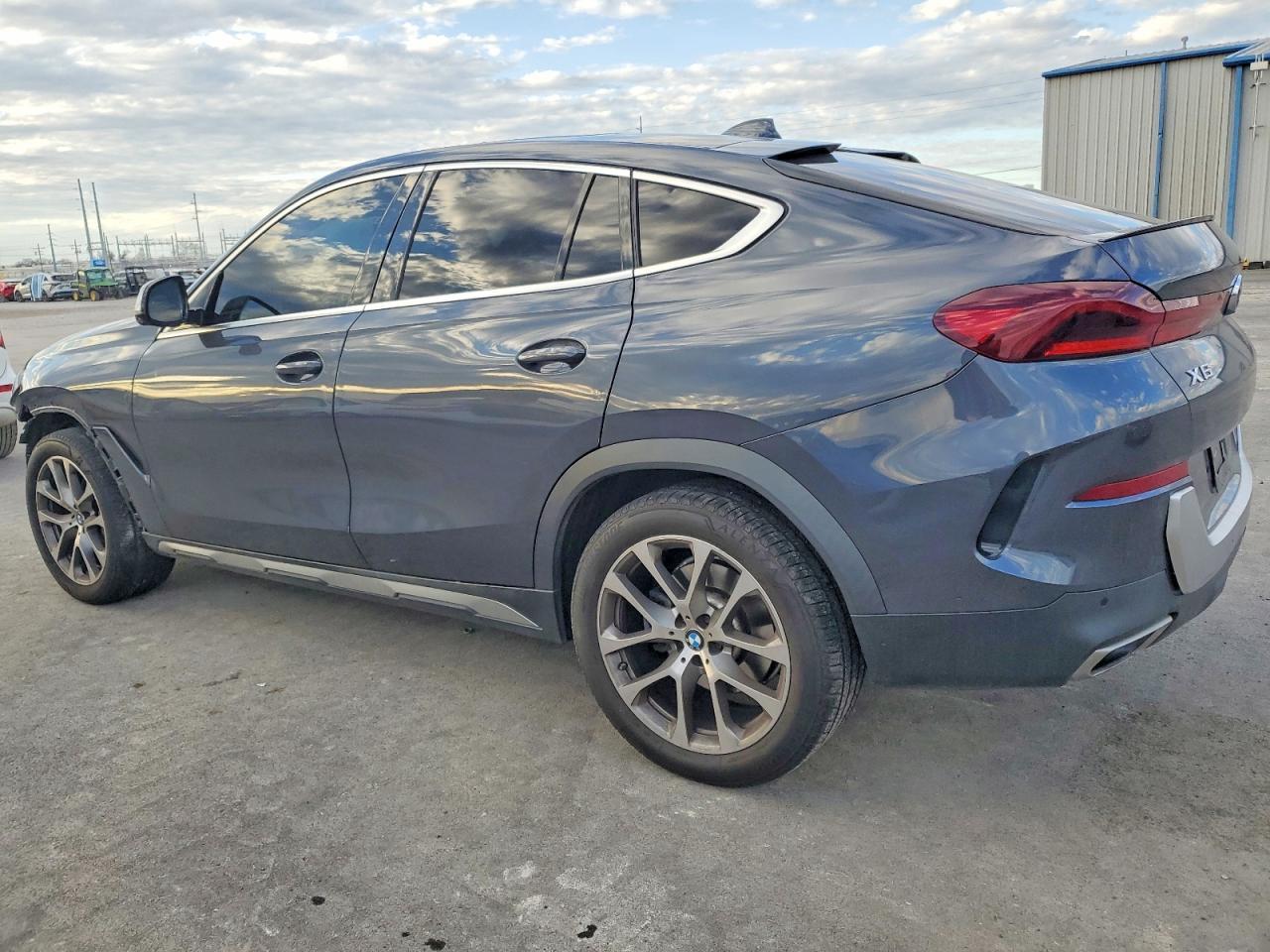 2021 BMW X6 Sdrive 40I - Image 2