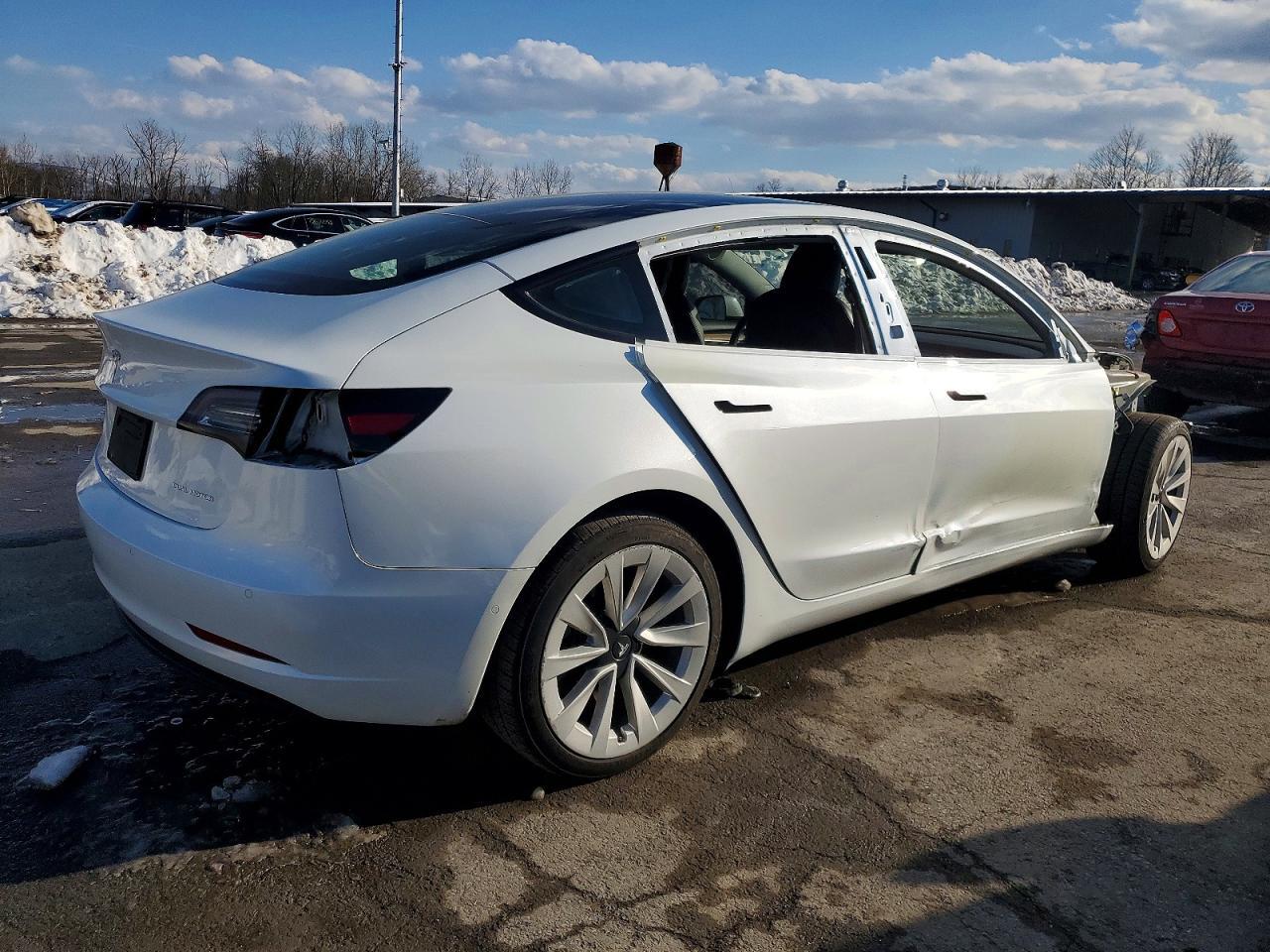 2022 Tesla Model 3 - Фото 3