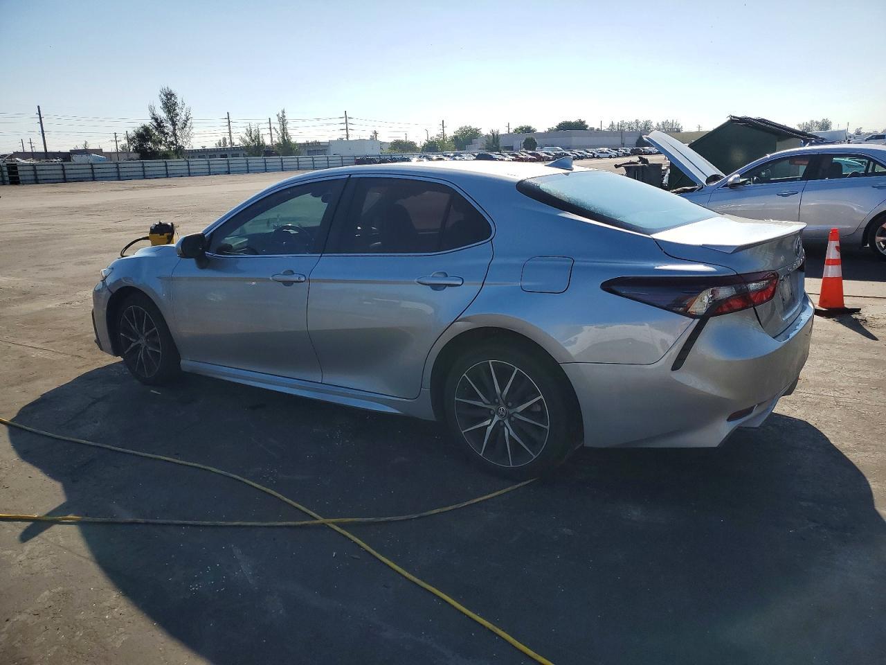 2022 Toyota Camry Se - Image 2