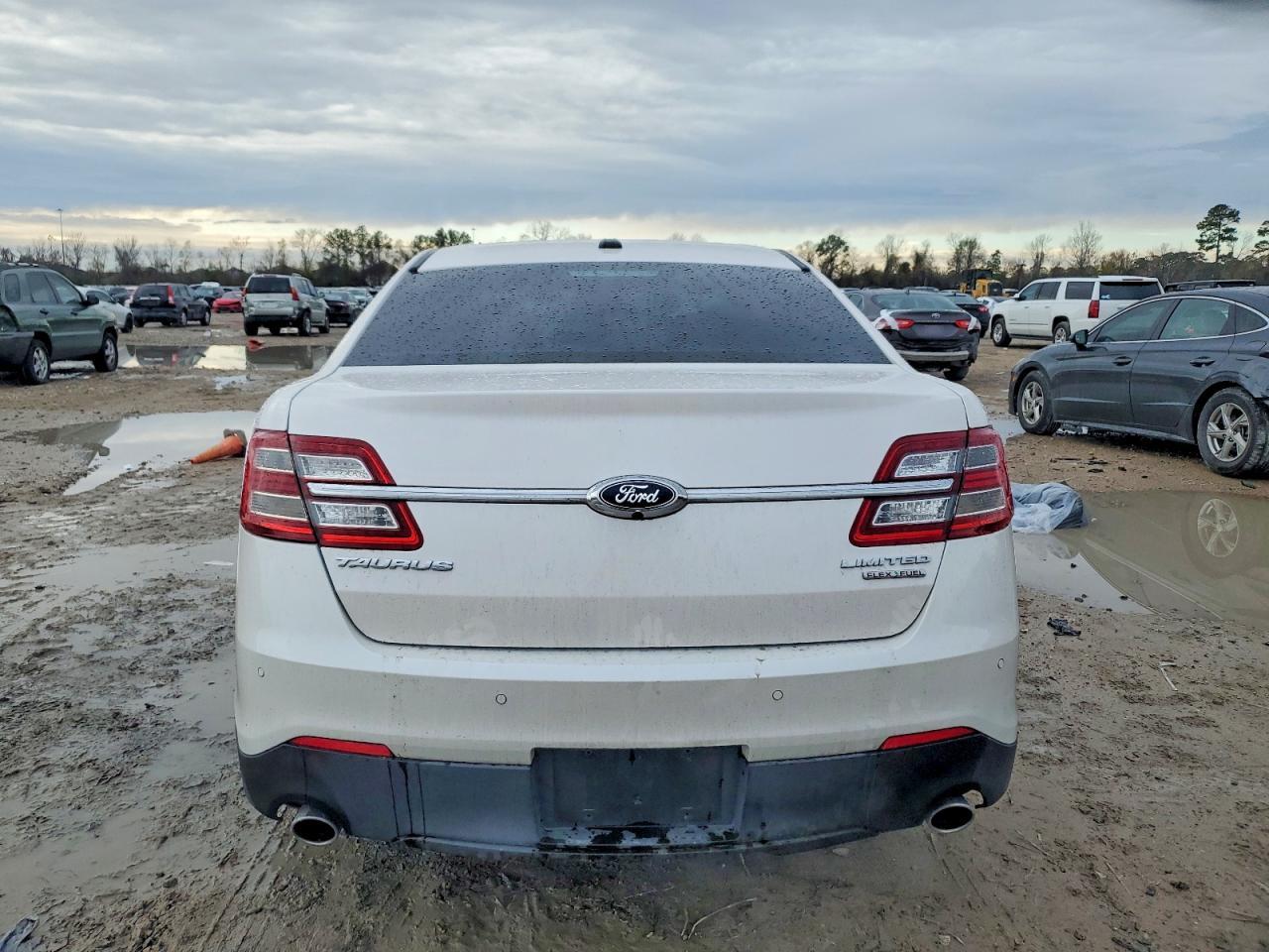 2018 Ford Taurus Limited - Image 6