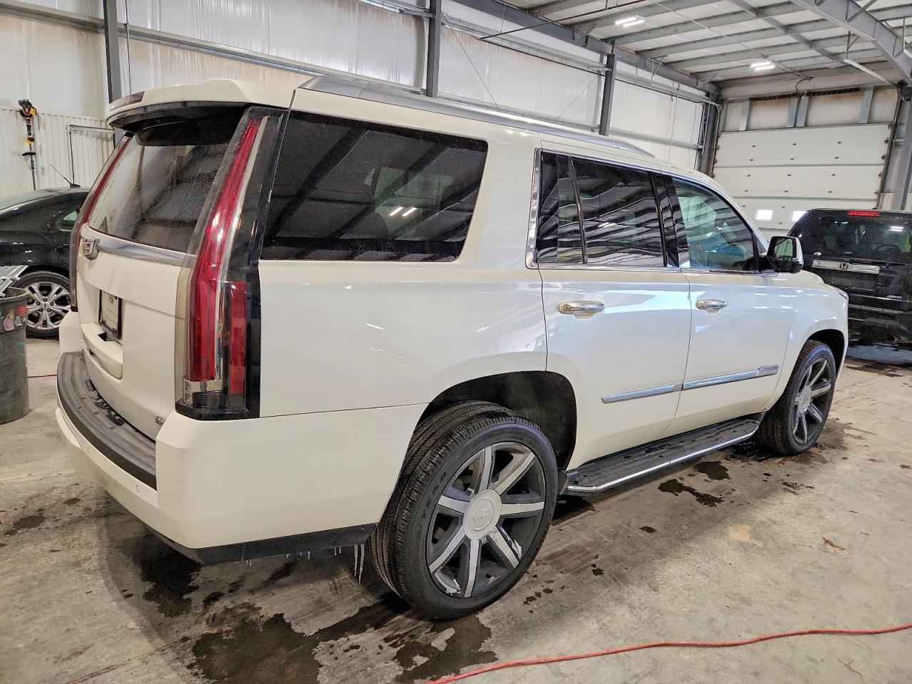 2015 Cadillac Escalade Luxury - Image 3