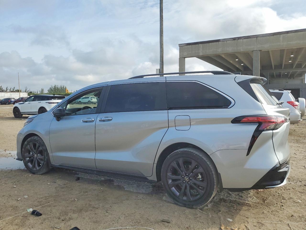 2024 Toyota Sienna Xse - Image 2