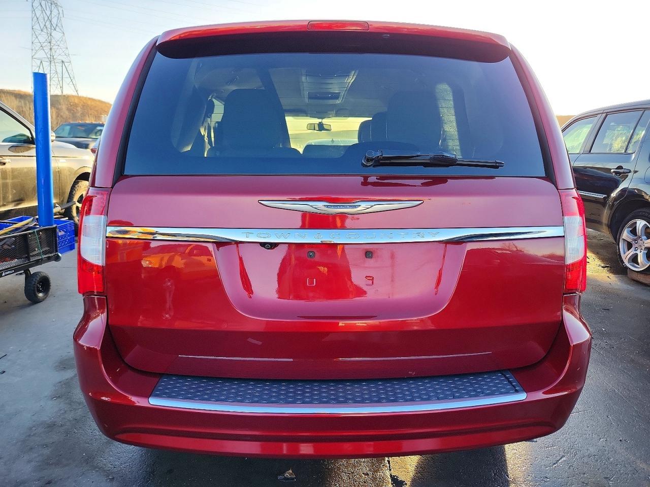 2013 Chrysler Town & Country Touring - Фото 6