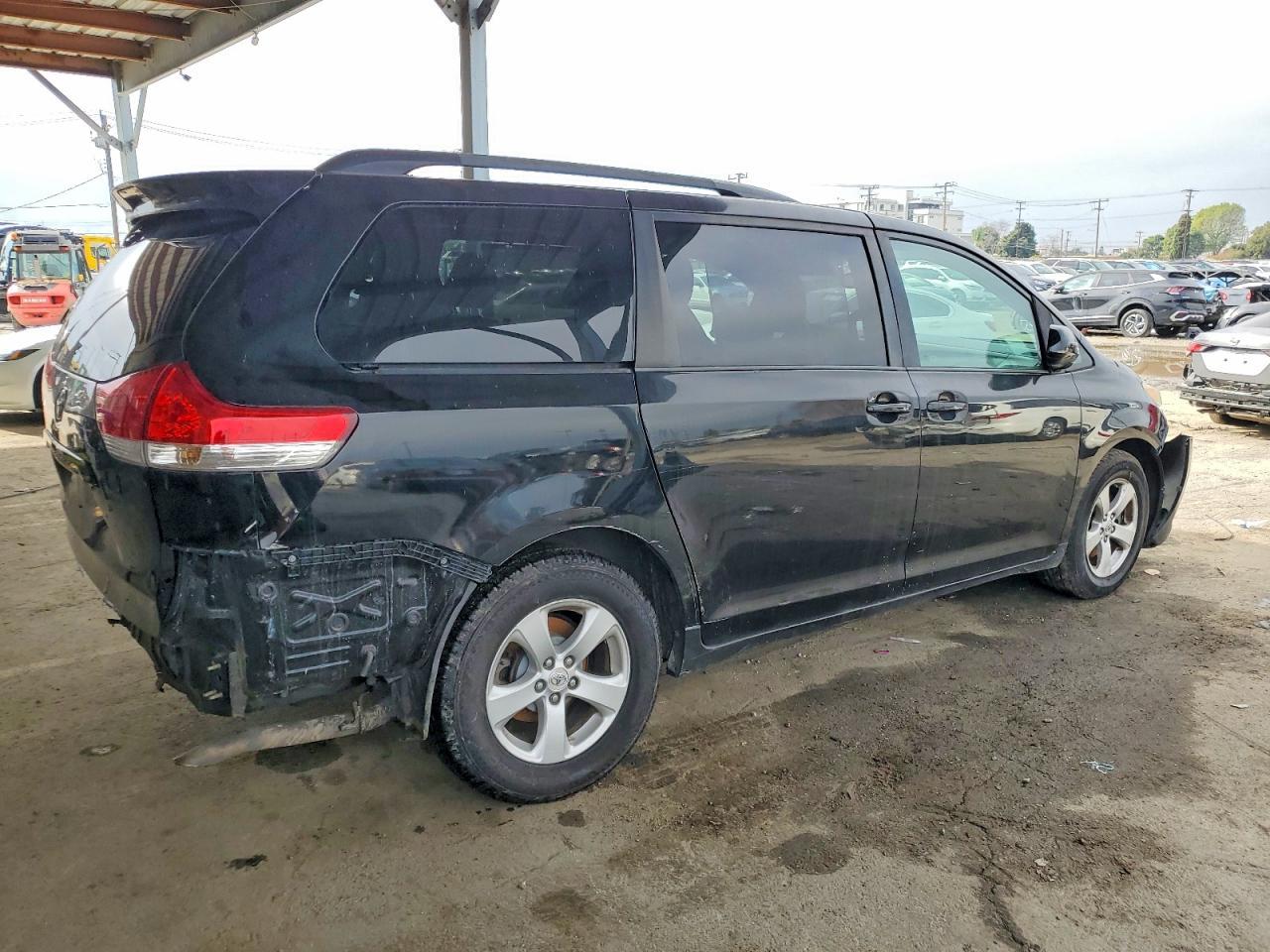 2013 Toyota Sienna Le - Фото 3