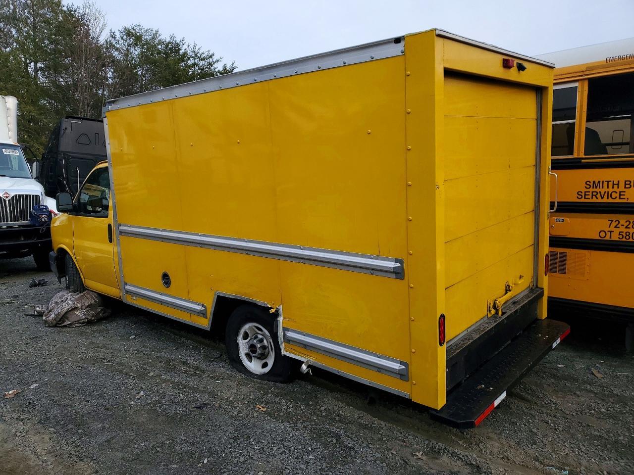2022 GMC Savana G3500 - Box Truck *** Prior Fleet *** - Image 2