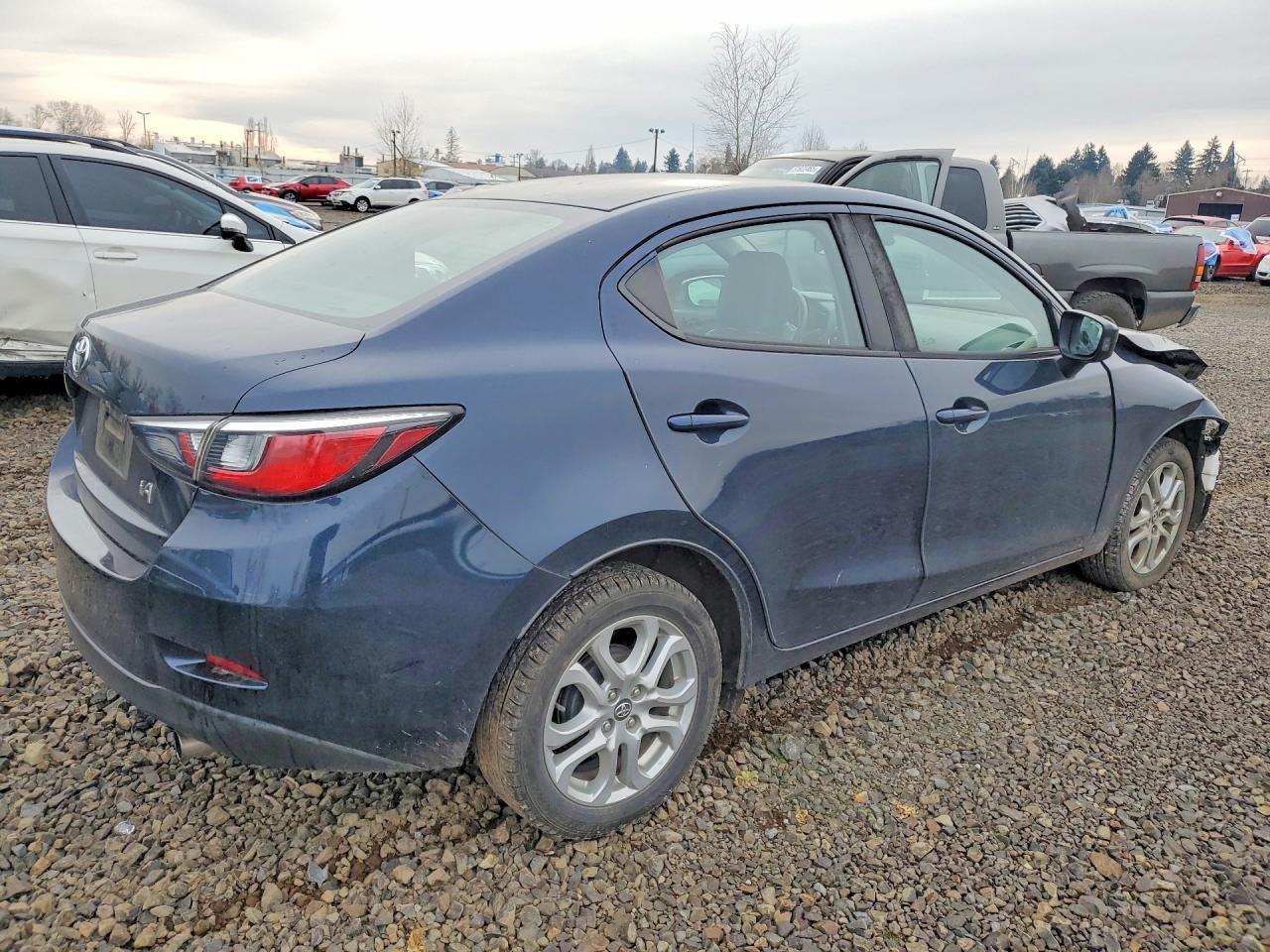 2017 Toyota Yaris Ia - Фото 3