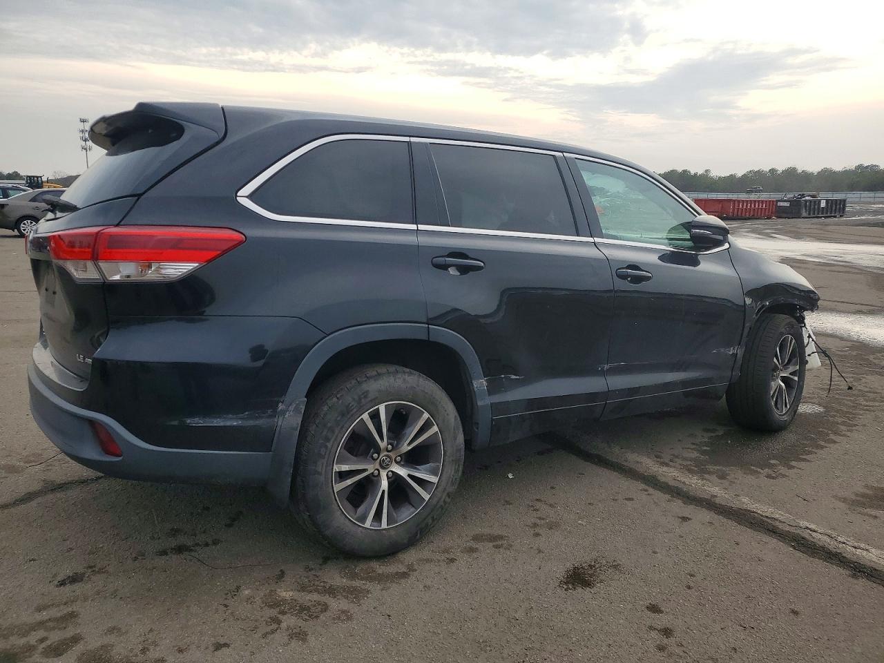 2017 Toyota Highlander Le - Image 3