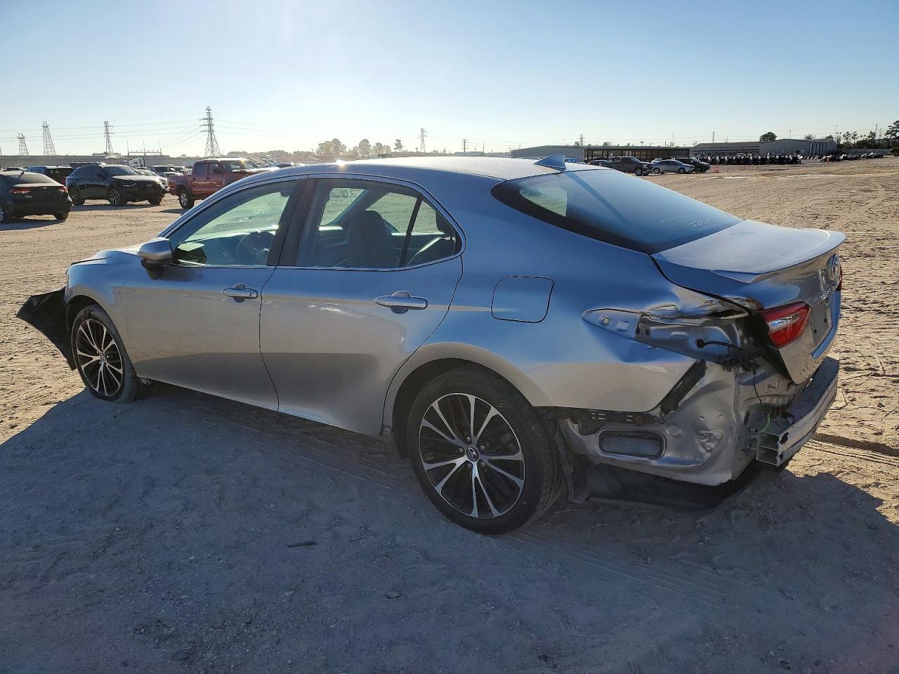 2019 Toyota Camry - Фото 2