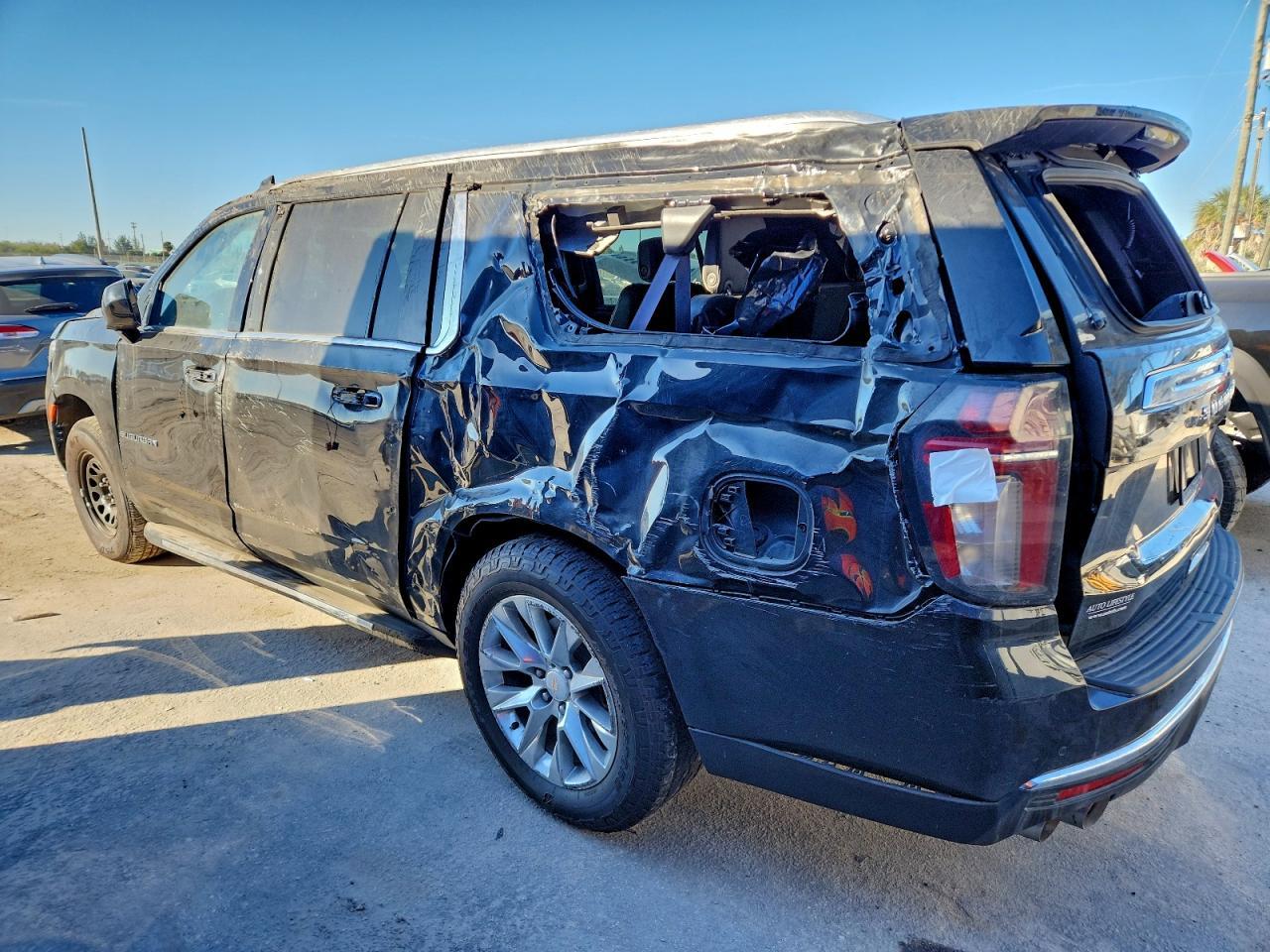 2023 Chevrolet Suburban C1500 Premier - Фото 2