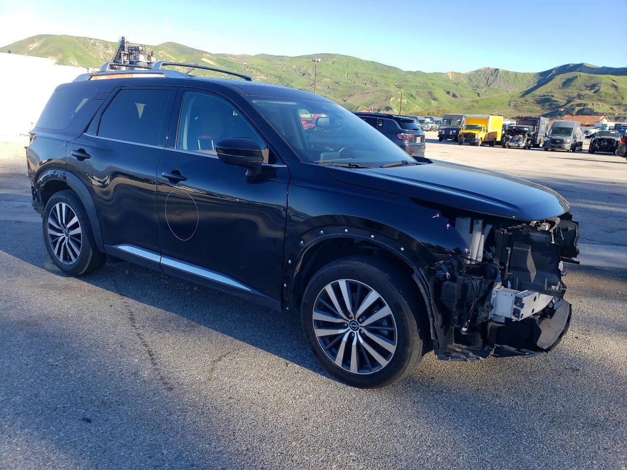 2022 Nissan Pathfinder Platinum - Image 4