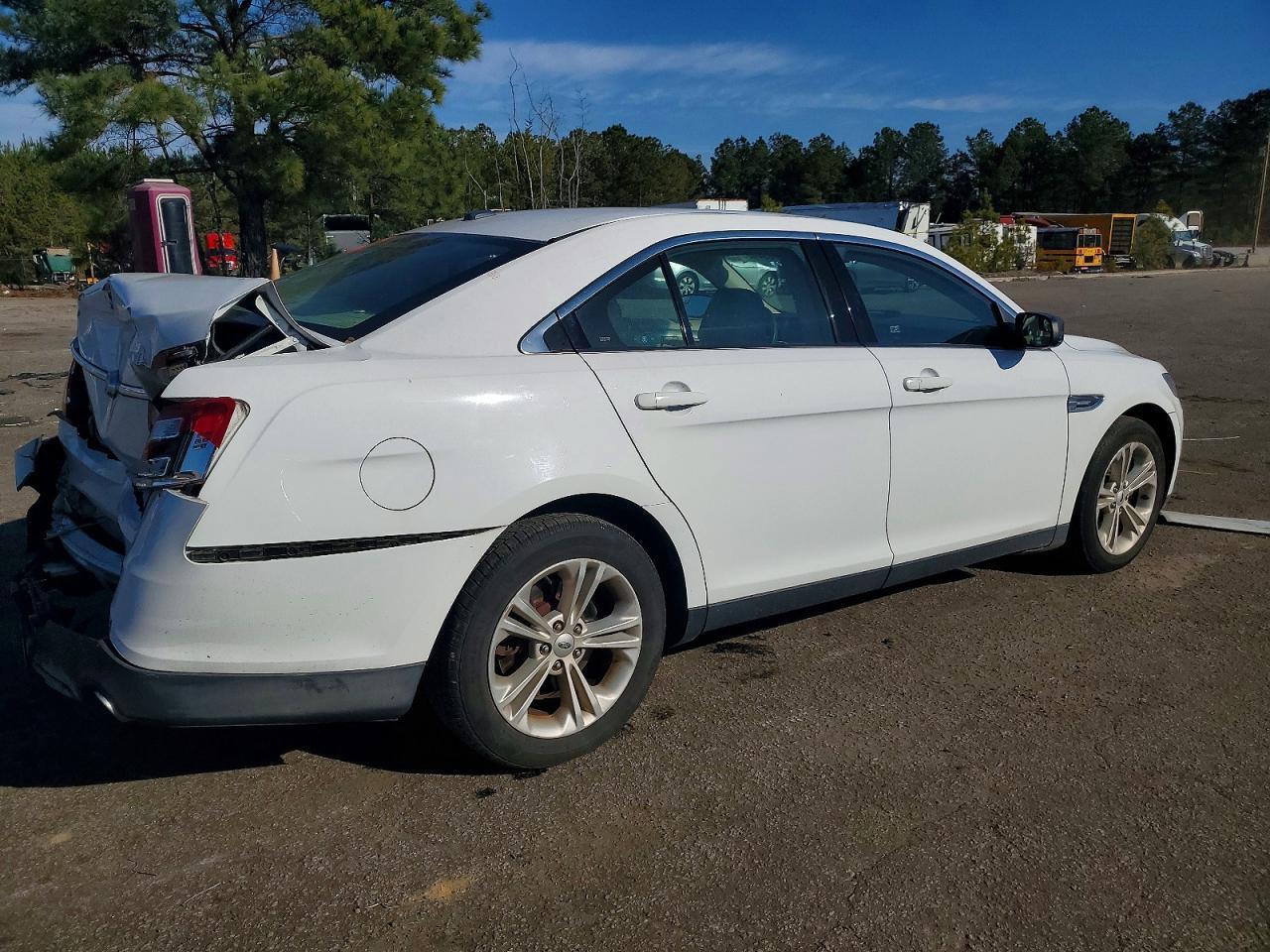 2017 Ford Taurus Se - Image 3