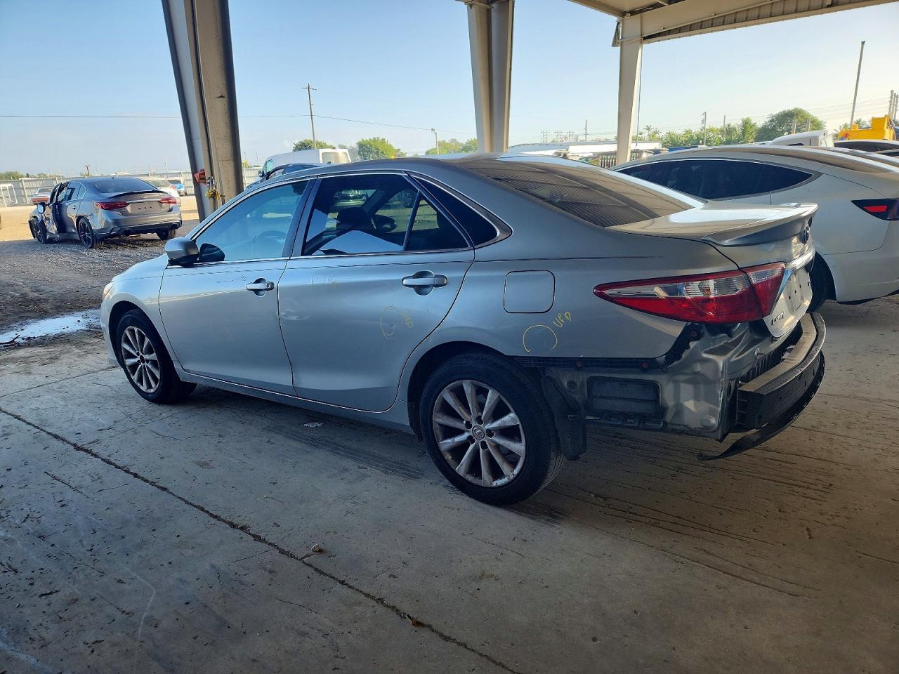 2016 Toyota Camry Le - Фото 2