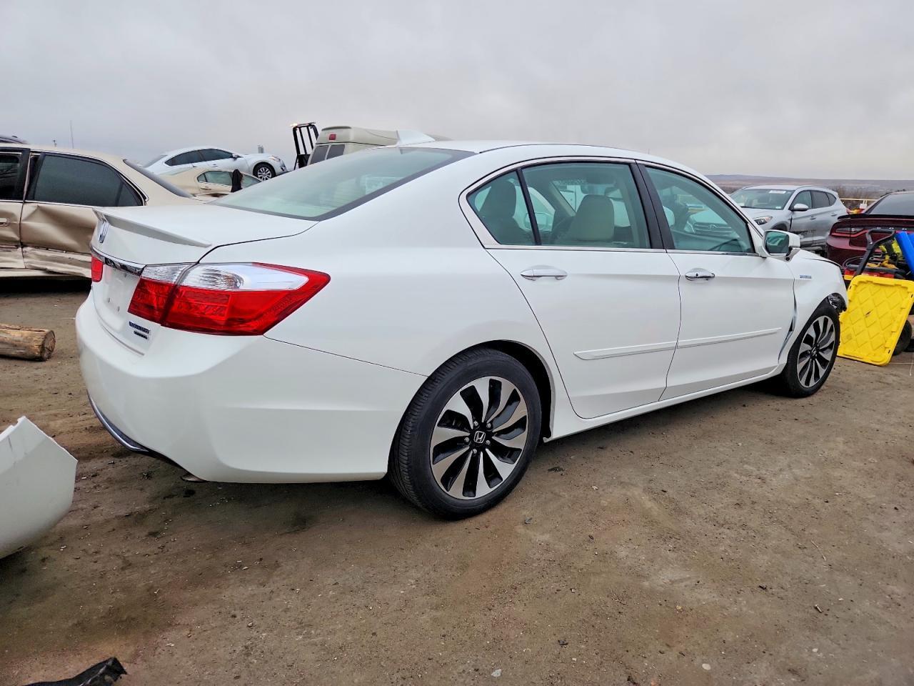 2015 Honda Accord Touring Hybrid - Image 3
