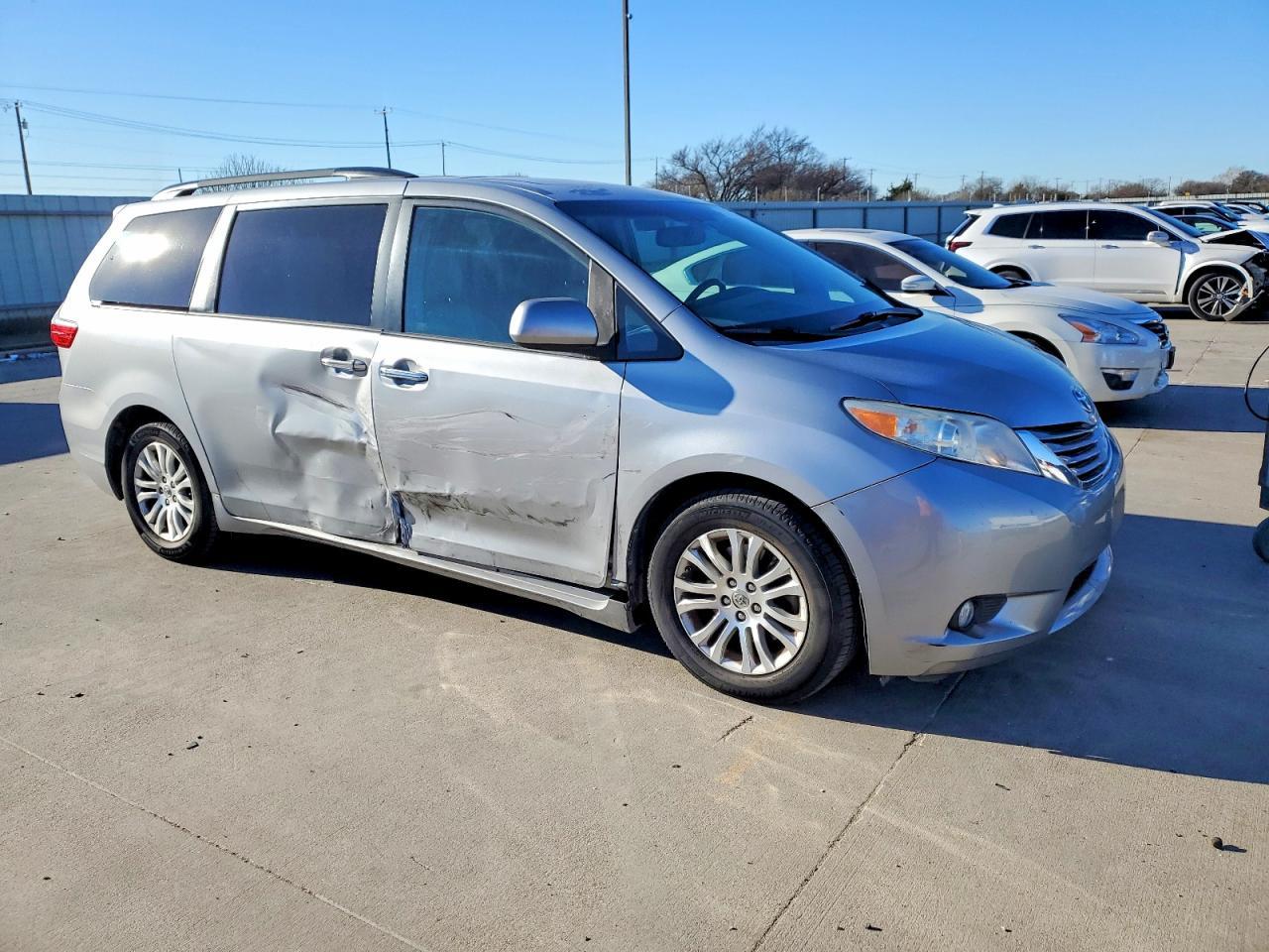 2015 Toyota Sienna Xle - Фото 4
