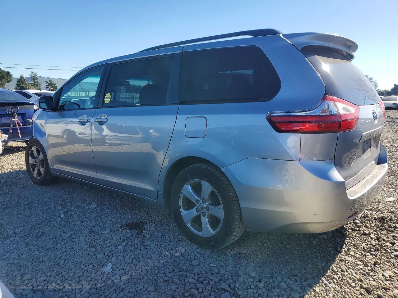 2017 Toyota Sienna Le - Фото 2