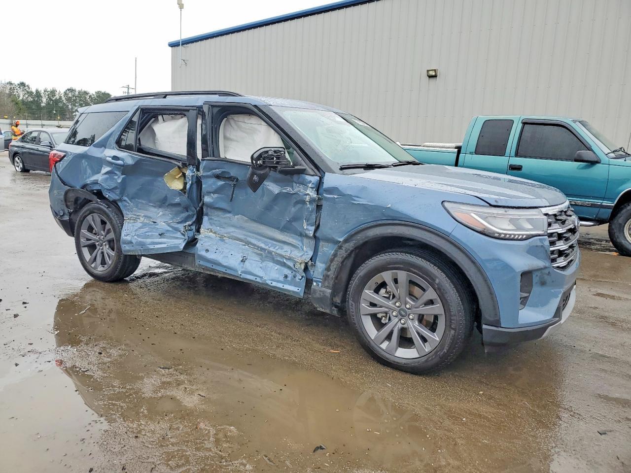 2025 Ford Explorer Active - Image 4