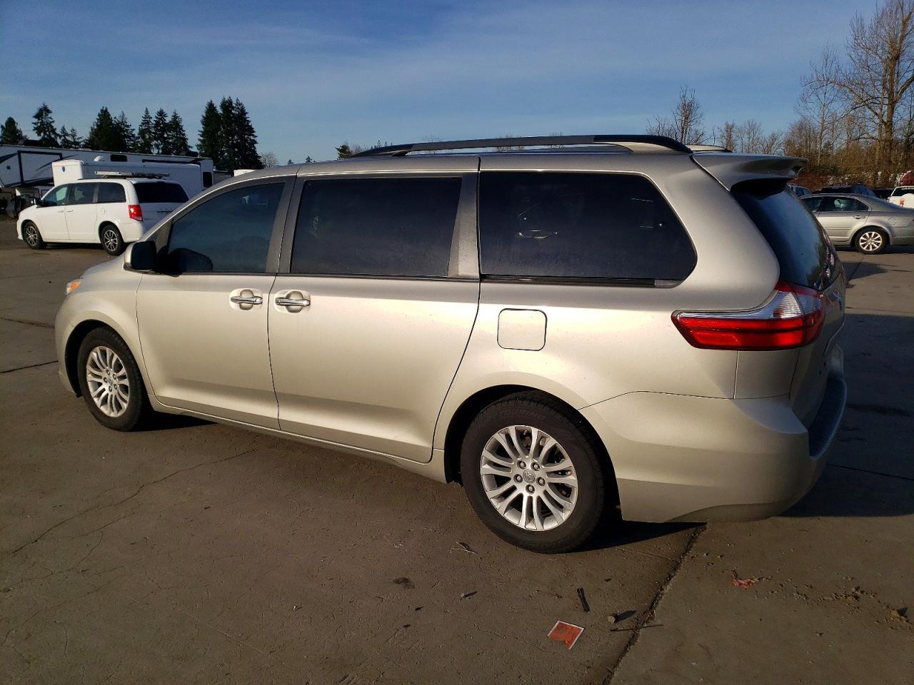 2015 Toyota Sienna Xle - Image 2