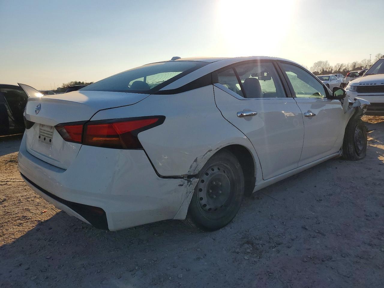 2020 Nissan Altima S - Фото 3