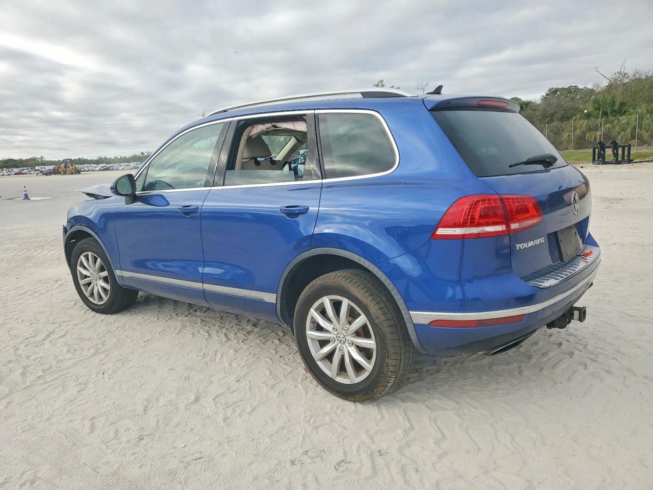 2016 Volkswagen Touareg Sport - Image 2