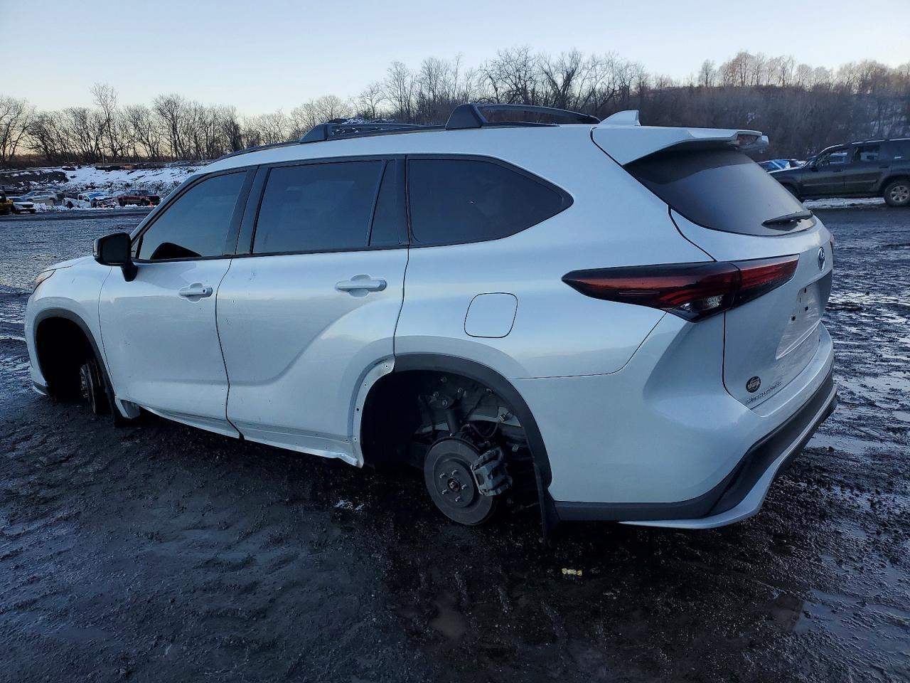 2024 Toyota Highlander Le - Image 2