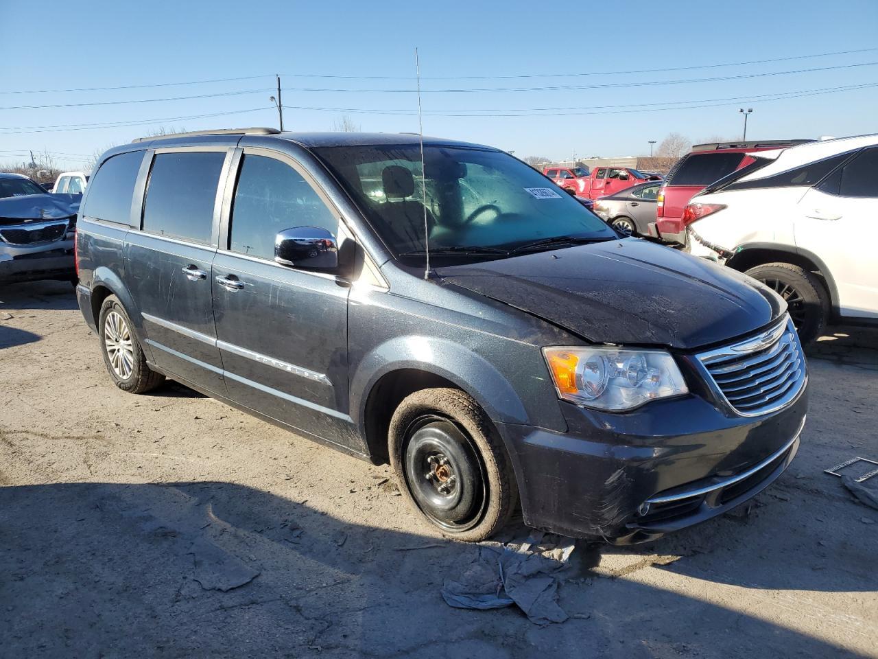 2014 Chrysler Town & Country Touring L - Image 4