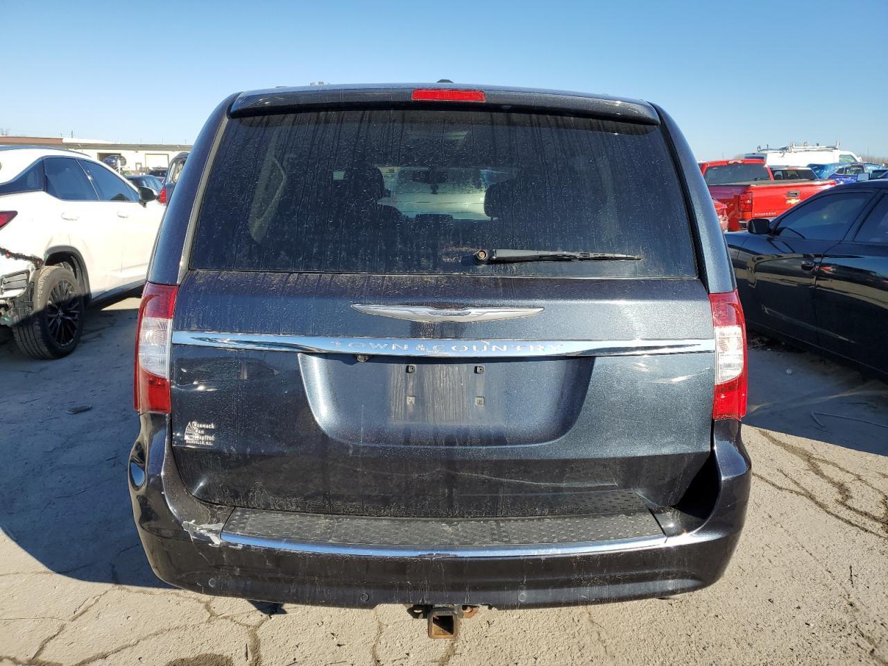2014 Chrysler Town & Country Touring L - Image 6