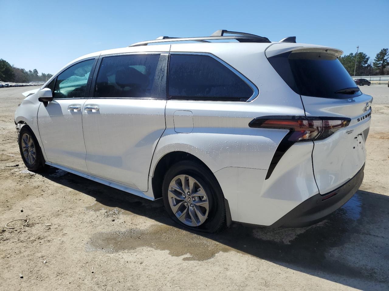 2024 Toyota Sienna Xle - Image 2