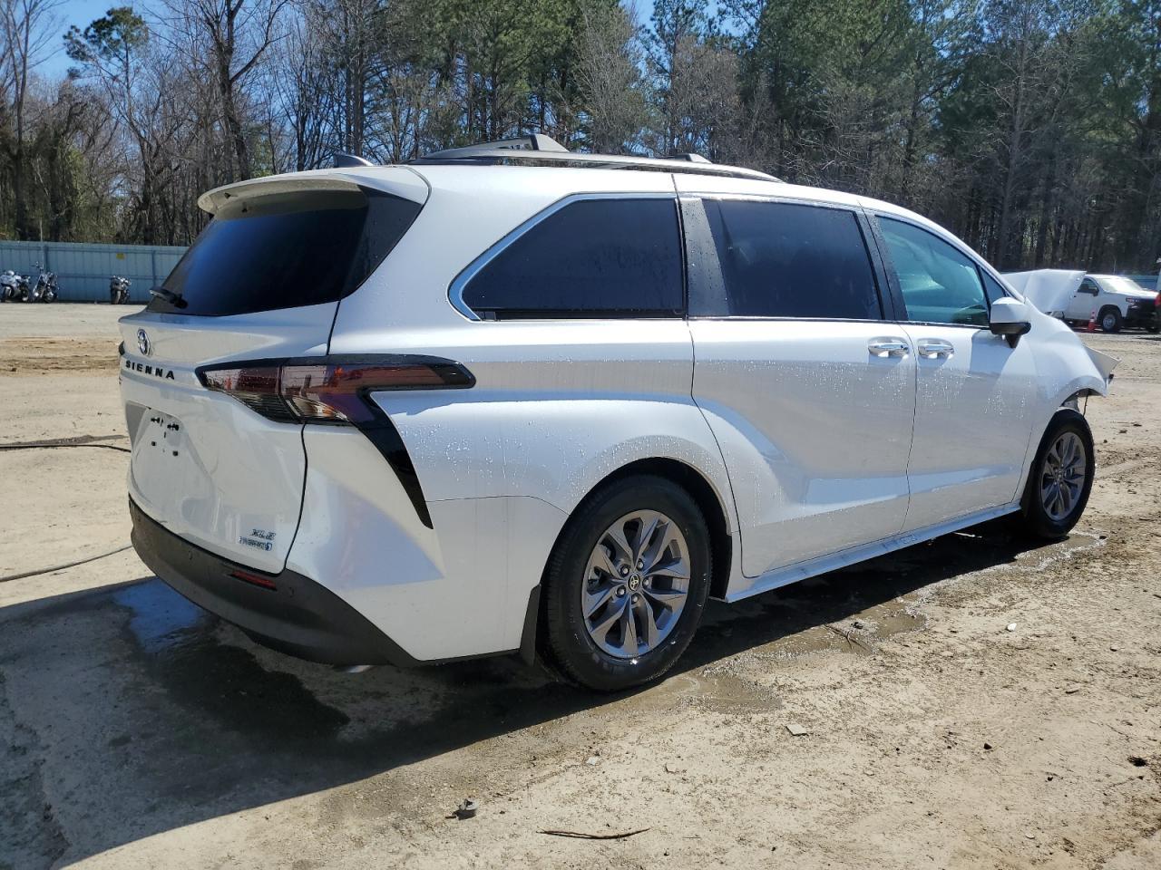 2024 Toyota Sienna Xle - Image 3