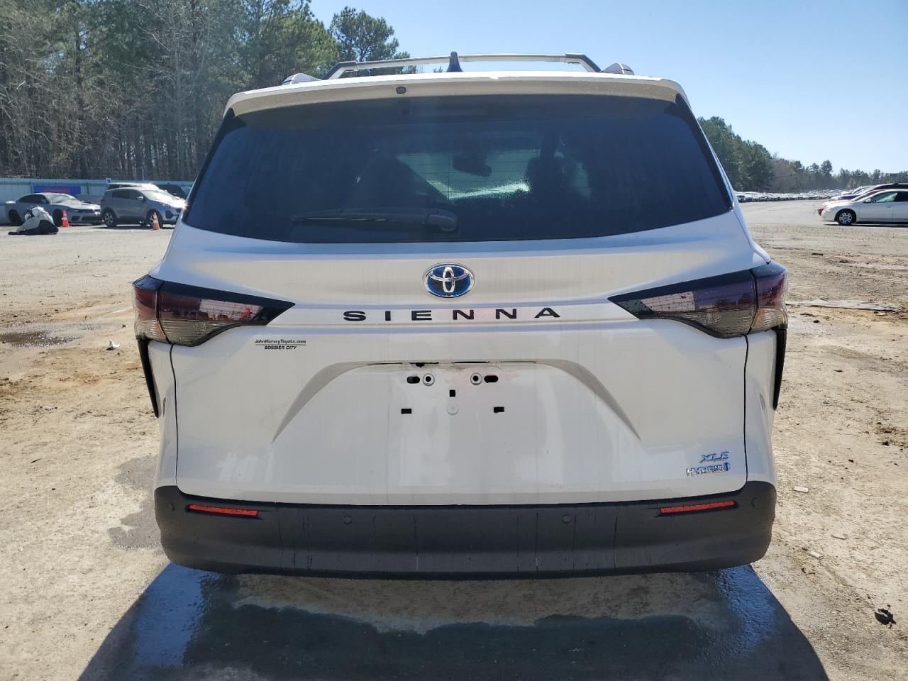 2024 Toyota Sienna Xle - Image 6