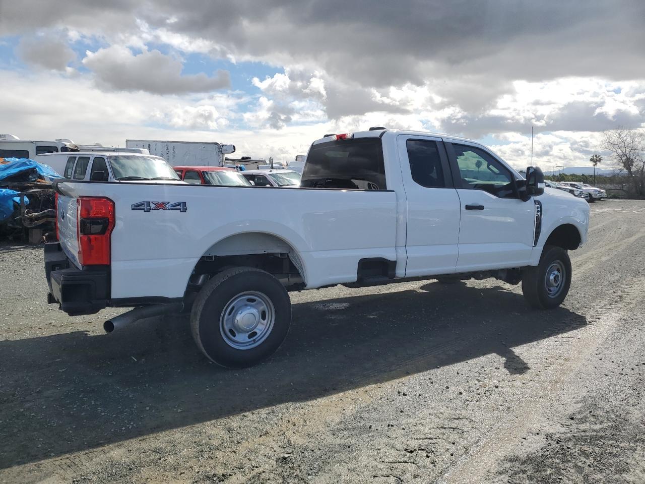2023 Ford F250 Super Duty - Фото 3